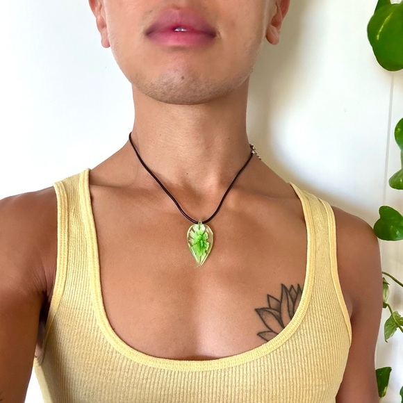 Vintage America Jewelry - Vintage Green Leaf Glass Pendant Necklace